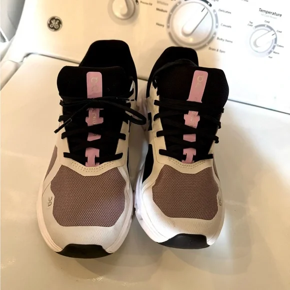 EUC Women's 9.5 On Cloud Cloudrunner 2.0 Heron/Black - Picture 2 of 7